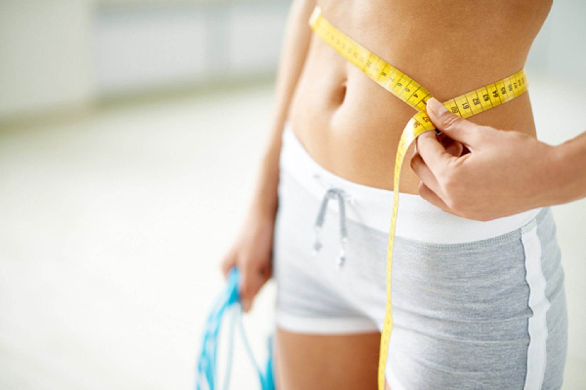 VitalyseSlim Ernährungsprogramm - schlanke Taille einer Frau