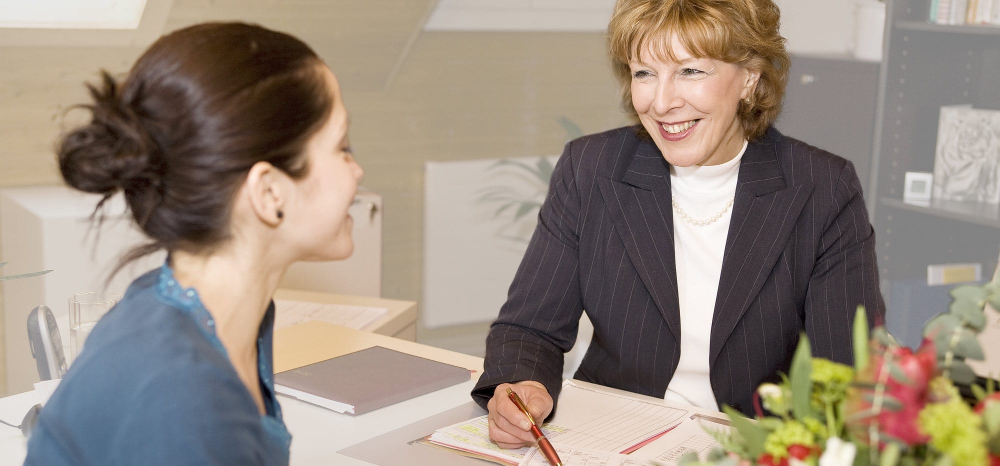 Beraterin im Gespräch mit Kundin