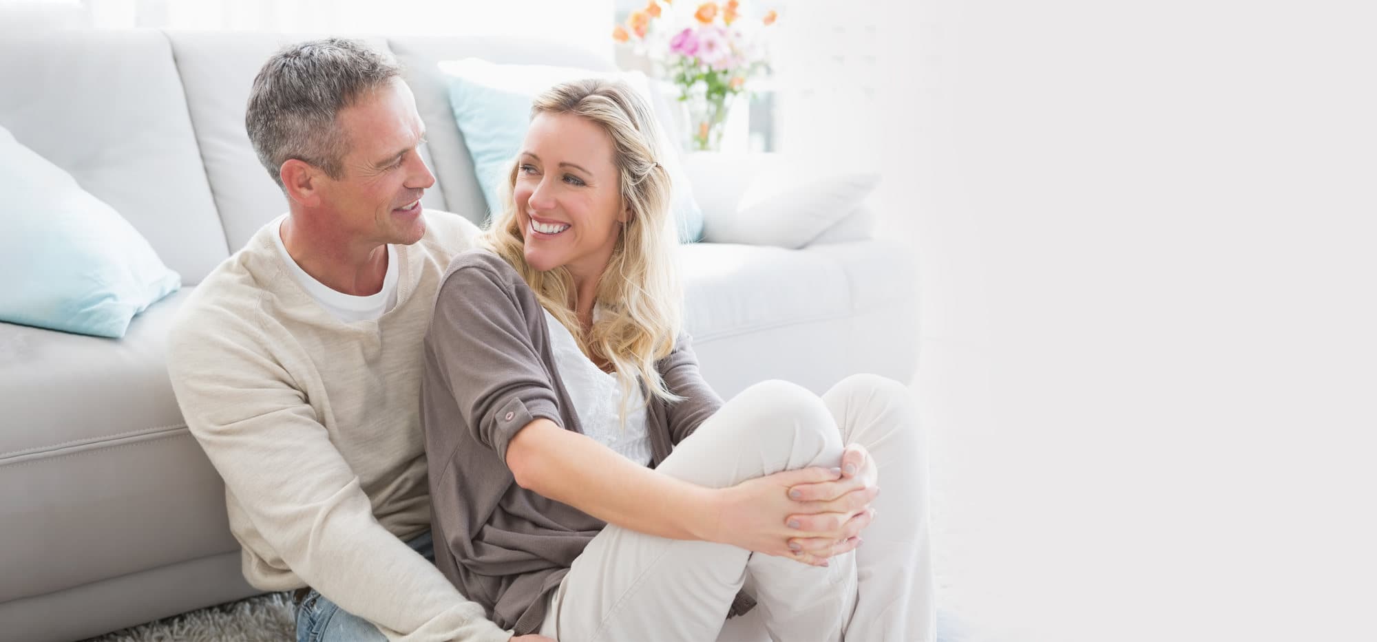 Paar lächelt sich an