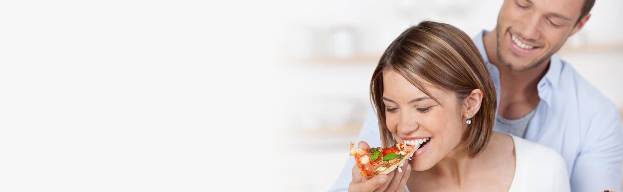 Paar isst mit Freude