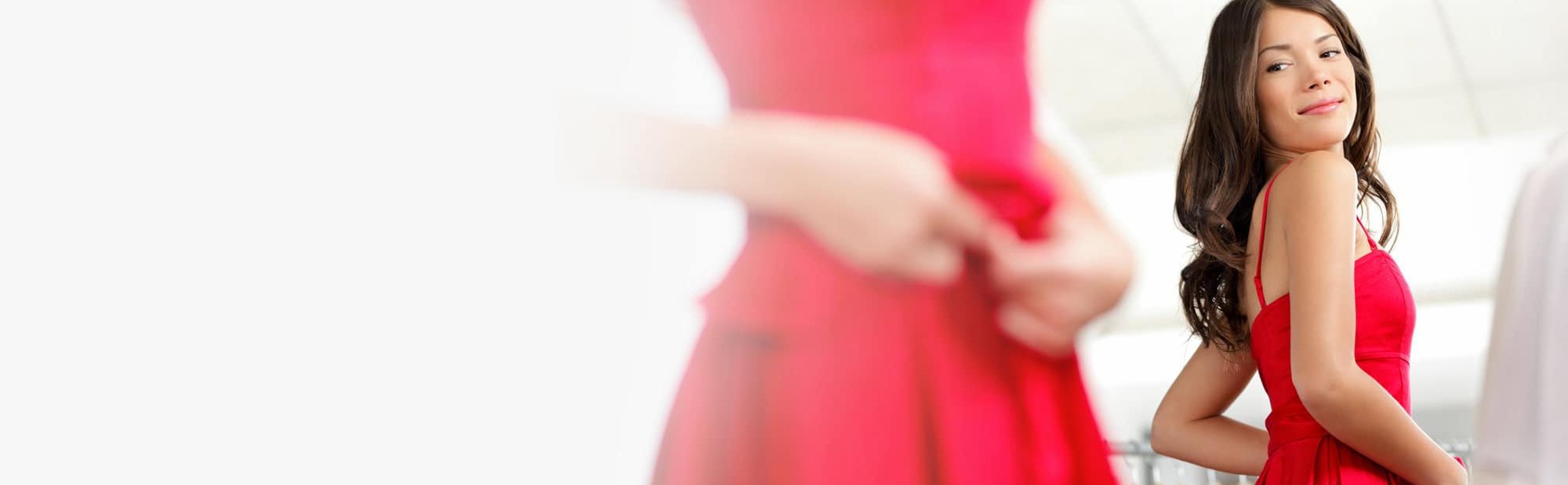 Frau freut sich an ihrem Spiegelbild